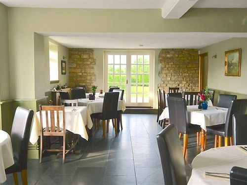 Coach & Horses Hotel Bourton-on-the-Water Exterior photo